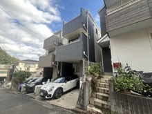 【神奈川県/横浜市保土ケ谷区瀬戸ケ谷町】横浜市保土ケ谷区瀬戸ケ谷町　戸建 外観：※中央の建物