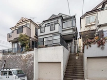 【神奈川県/横浜市南区永田北】南区永田北2丁目　中古戸建 外観：真ん中の建物です。