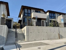 【神奈川県/横浜市都筑区荏田東】横浜市都筑区荏田東四丁目　新築戸建2号棟 外観：全3棟/中央