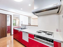 【神奈川県/横浜市神奈川区松見町】神奈川区松見町4丁目　中古戸建 キッチン：2階　食洗器、浄水器一体型水栓のあるシステムキッチン　姿見鏡付大型収納があります