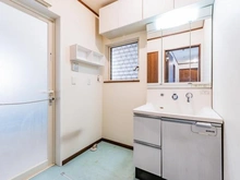 【神奈川県/横浜市神奈川区松見町】神奈川区松見町4丁目　中古戸建 洗面所：1階　ルーバータイプの窓があり　洗面台水栓が側面についております。