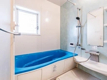 【神奈川県/横浜市神奈川区松見町】神奈川区松見町4丁目　中古戸建 浴室：1階　浴室暖房乾燥機付きの浴室　ラック・台付き