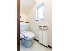 【神奈川県/横浜市神奈川区松見町】神奈川区松見町4丁目　中古戸建 トイレ：1階　ルーバータイプの窓があります。