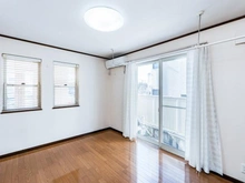 【神奈川県/横浜市神奈川区松見町】神奈川区松見町4丁目　中古戸建 サービスルーム（納戸）：1階　約6.0帖（居室としてご利用いただけます）