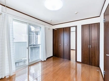 【神奈川県/横浜市神奈川区松見町】神奈川区松見町4丁目　中古戸建 サービスルーム（納戸）：1階　約6.0帖　姿見鏡付のクローゼット