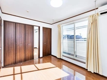 【神奈川県/横浜市神奈川区松見町】神奈川区松見町4丁目　中古戸建 洋室：3階　約6.0帖南向きの為陽当たり良好　姿見鏡付クローゼット