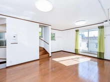 【神奈川県/横浜市神奈川区松見町】神奈川区松見町4丁目　中古戸建 リビング・ダイニング：2階　LD　床暖房　ホスクリーンあり　陽当たり眺望良好