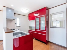 【神奈川県/横浜市神奈川区松見町】神奈川区松見町4丁目　中古戸建 キッチン：2階　キッチン　カップボードあり　2ヶ所に開口部があります