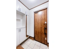 【神奈川県/横浜市神奈川区松見町】神奈川区松見町4丁目　中古戸建 玄関：姿見鏡付下足収納あり　お出かけ前の身だしなみチェックに役立ちます