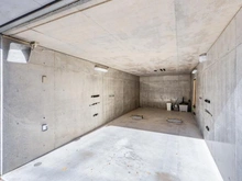 【神奈川県/横浜市神奈川区松見町】神奈川区松見町4丁目　中古戸建 駐車場：幅約2.7ｍ、奥行約7.2ｍ、高さ約2.2ｍ　アルファードを駐車してもスペースがあります