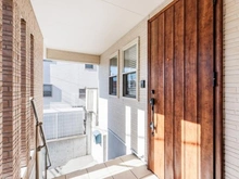 【神奈川県/横浜市神奈川区松見町】神奈川区松見町4丁目　中古戸建 アプローチ：玄関前には目隠しがあります