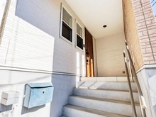 【神奈川県/横浜市神奈川区松見町】神奈川区松見町4丁目　中古戸建 アプローチ：玄関前には目隠しがあります