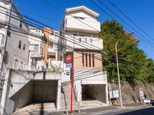 【神奈川県/横浜市神奈川区松見町】神奈川区松見町4丁目　中古戸建 外観：外観　玄関が少し高い位置にあります