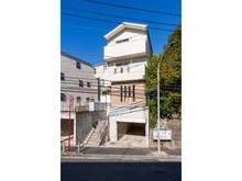 【神奈川県/横浜市神奈川区松見町】神奈川区松見町4丁目　中古戸建 外観：外観　玄関が少し高い位置にあります