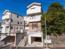 【神奈川県/横浜市神奈川区松見町】神奈川区松見町4丁目　中古戸建 外観：外観　玄関が少し高い位置にあります