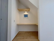 【神奈川県/藤沢市辻堂】藤沢市辻堂5丁目　新築戸建て フリースペース（階段下）：ワークスペースとしてもご利用いただけます