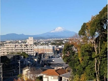 【神奈川県/藤沢市片瀬山】藤沢市片瀬山2丁目 二世帯住宅 眺望：2階・バルコニーから(ズーム有)。西側には正面に富士山を望みます。