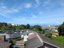 【神奈川県/藤沢市片瀬山】藤沢市片瀬山2丁目 二世帯住宅 眺望：2階・バルコニーから(ズーム無)。南西側には茅ヶ崎のシンボル：烏帽子岩を望みます。