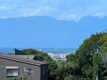 【神奈川県/藤沢市片瀬山】藤沢市片瀬山2丁目 二世帯住宅 眺望：2階・バルコニーから(ズーム有)。南西側には茅ヶ崎のシンボル：烏帽子岩を望みます。