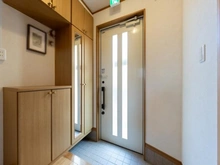 【神奈川県/藤沢市片瀬海岸】藤沢市片瀬海岸2丁目　中古戸建 玄関：家具調度品は価格に含まれません