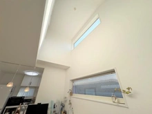 【神奈川県/茅ヶ崎市小和田】茅ヶ崎市小和田1丁目　中古戸建 リビング・ダイニング：勾配天井