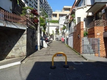 【東京都/新宿区北新宿】新宿区北新宿二丁目　新築戸建て 前面道路：車止めは外すことが出来ます。