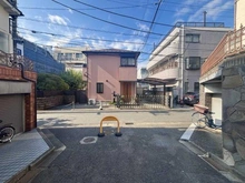 【東京都/新宿区北新宿】新宿区北新宿二丁目　新築戸建て 前面道路：車止めは外すことが出来ます。