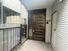 【東京都/新宿区四谷】新宿区四谷四丁目　戸建 玄関：一階部分玄関