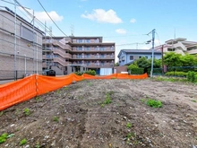 【東京都/足立区伊興】足立区伊興4丁目　新築戸建　1号棟 現地（建築前）：全2棟　左：1号棟　右：2号棟