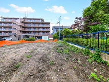 【東京都/足立区伊興】足立区伊興4丁目　新築戸建　2号棟 現地（建築前）：全2棟　右：2号棟　左：1号棟