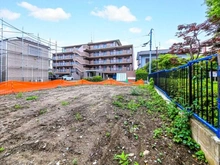 【東京都/足立区伊興】足立区伊興4丁目　新築戸建　2号棟 現地（建築前）：全2棟　右：2号棟　左：1号棟