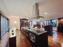 【東京都/渋谷区西原】渋谷区西原三丁目　戸建 キッチン：地下1階バーラウンジ 家具・調度品付き