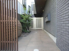 【東京都/立川市高松町】立川市高松町1丁目 賃貸併用住宅 賃貸部分アプローチ