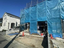 【東京都/調布市深大寺北町】調布市深大寺北町5期　新築戸建　1号棟 建築中の外観：全2区画（1号棟は左側）