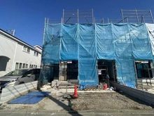 【東京都/調布市深大寺北町】調布市深大寺北町5期　新築戸建　1号棟 建築中の外観：全2区画（1号棟は左側）