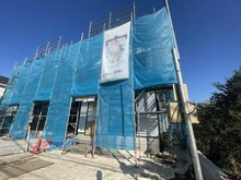 【東京都/調布市深大寺北町】調布市深大寺北町5期　新築戸建　2号棟 建築中の外観：全2区画(2号棟は右側)