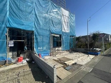 【東京都/調布市深大寺北町】調布市深大寺北町5期　新築戸建　2号棟 建築中の外観：全2区画(2号棟は右側)