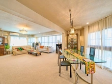 【東京都/世田谷区等々力】世田谷区等々力7丁目店舗付き住宅 リビング：【家具調度品は価格に含まれません】