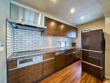 【東京都/世田谷区等々力】世田谷区等々力7丁目店舗付き住宅 キッチン：【家具調度品は価格に含まれません】