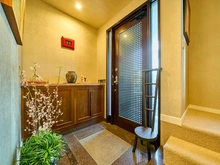 【東京都/世田谷区等々力】世田谷区等々力7丁目店舗付き住宅 玄関：【家具調度品は価格に含まれません】