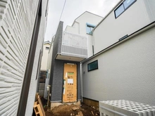 【東京都/練馬区平和台】練馬区平和台2丁目新築戸建 B号棟 建築中の外観：全3棟(B棟)該当物件は中央奥