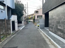 【東京都/世田谷区赤堤】世田谷区赤堤4丁目新築戸建 前面道路：対象不動産は右側