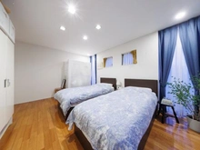 【東京都/世田谷区等々力】世田谷区等々力一丁目中古戸建 洋室：2階(9.9畳)2面採光、バルコニーに出られます。
