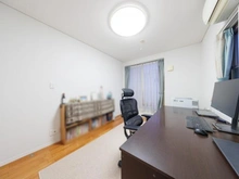 【東京都/世田谷区等々力】世田谷区等々力一丁目中古戸建 洋室：2階(6.0畳)2面採光、バルコニーに出られます。
