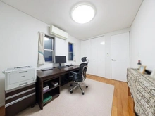 【東京都/世田谷区等々力】世田谷区等々力一丁目中古戸建 洋室：2階(6.0畳)2面採光、バルコニーに出られます。
