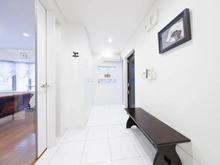 【東京都/世田谷区等々力】世田谷区等々力一丁目中古戸建 玄関：ステンドグラス付きの玄関