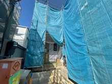 【東京都/町田市成瀬台】町田市成瀬台一丁目 新築戸建A号棟 建築中の外観：対象不動産：写真中央　【全2棟】