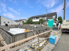 【神奈川県/川崎市麻生区百合丘】川崎市麻生区百合丘2丁目　新築戸建1号棟 建築中の外観：手前中央／全3棟
