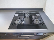 【神奈川県/川崎市麻生区上麻生】川崎市麻生区上麻生2丁目　二世帯邸宅 キッチン：1階（三口コンロ）