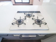 【神奈川県/川崎市麻生区上麻生】川崎市麻生区上麻生2丁目　二世帯邸宅 キッチン：2階（三口コンロ）